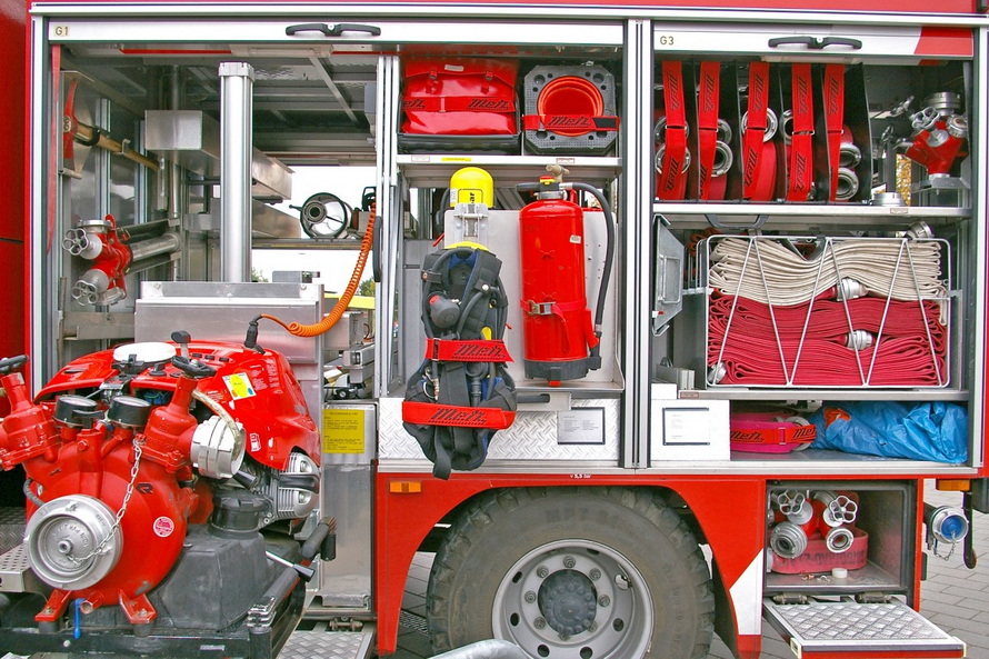 fire firefighters fire truck volunteer firefighter delete save lives exercise fire extinguishing 681379.jpgd 